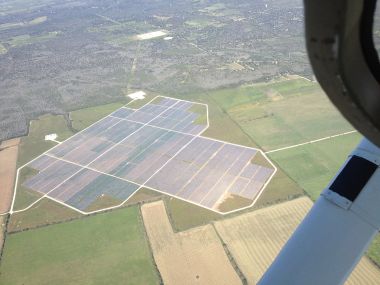 Solar farm near Austin (The tdog, Wikimedia Commons)